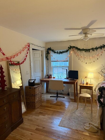 bedroom with walk in closet - 955 Oglethorpe Ave