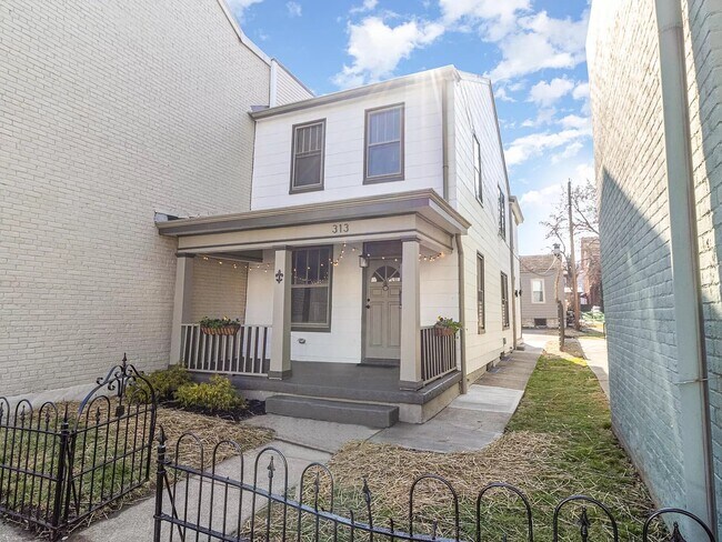 Building Photo - 313 W 7th St