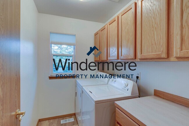 Building Photo - Single-Level 3 Bedroom Home with Fenced Yard