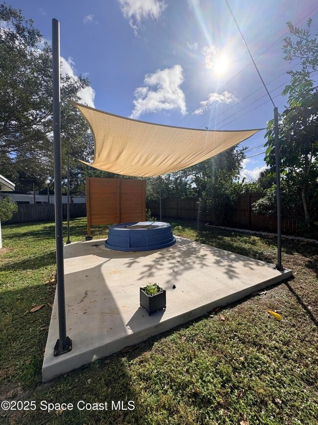 Building Photo - 1217 Pinewood Dr