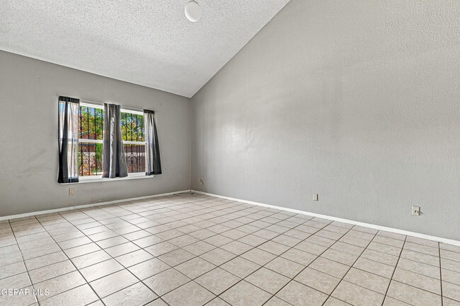 Building Photo - 4645 Loma De Plata Dr