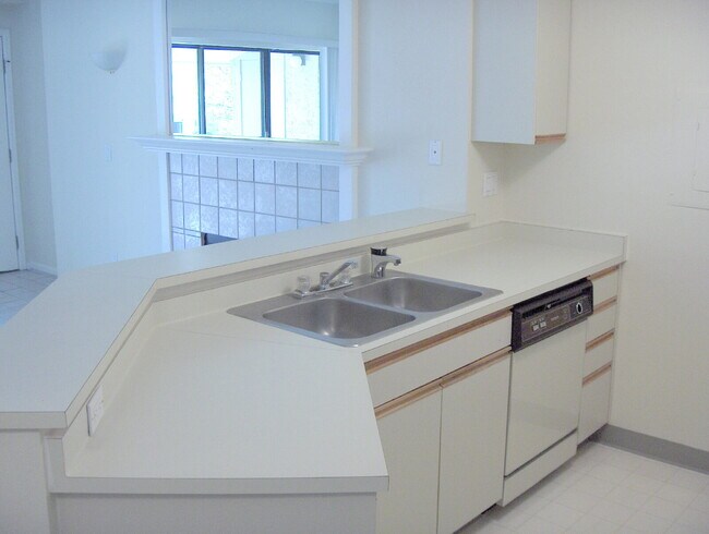 Building Photo - "Charming 2-Bed, 2-Bath Condo Retreat in B...