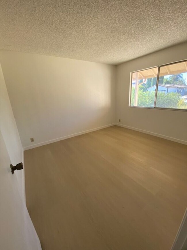 Building Photo - 1118 Woodridge Dr