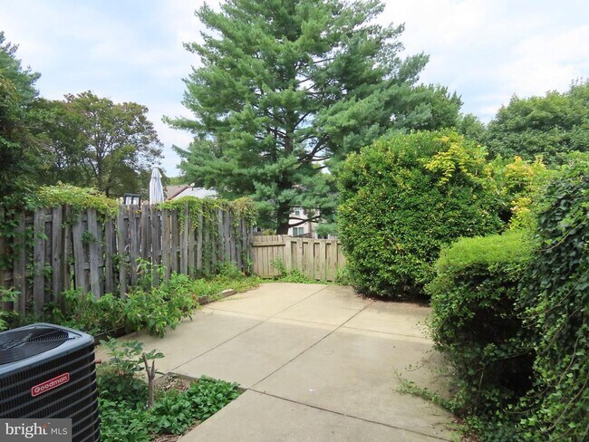 Building Photo - 624 Northcliffe Dr