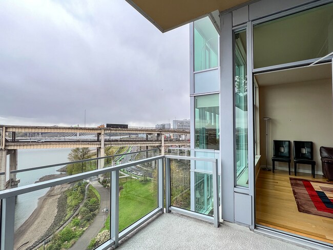 Building Photo - Beautiful 1 Bed 1 Bath Waterfront Condo w/...