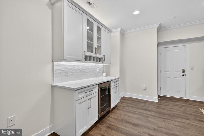 Building Photo - 619 E Custis Ave