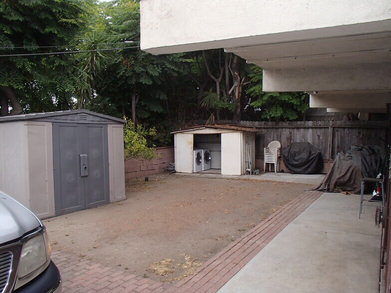 Utility washer/dryer - 11324 Biona Dr