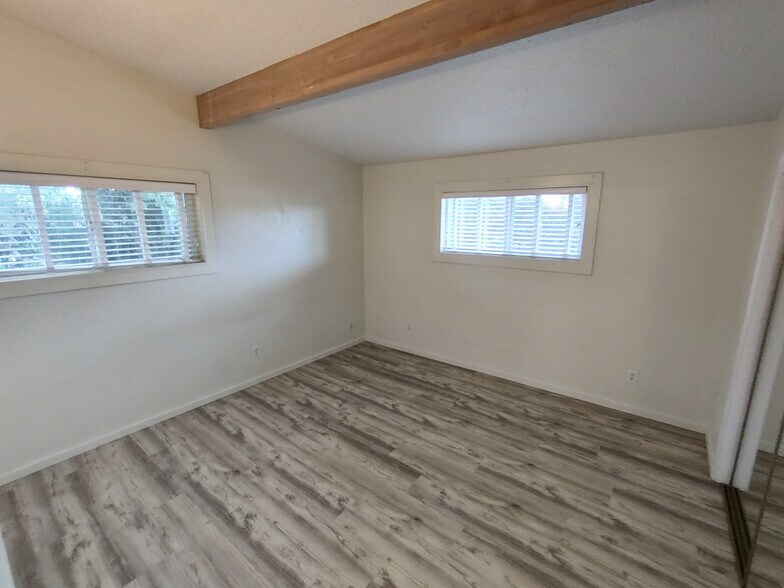 Building Photo - 1112 SE Cotter Pl