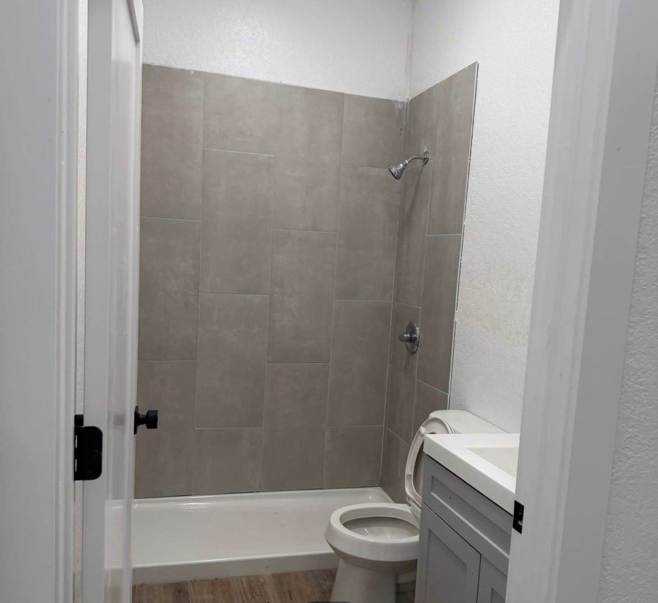 Building Photo - 403 S Calaveras St