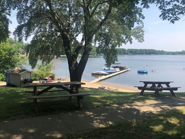 Building Photo - Beautiful Home next to Paddock Lake (3BR/1.5BA)