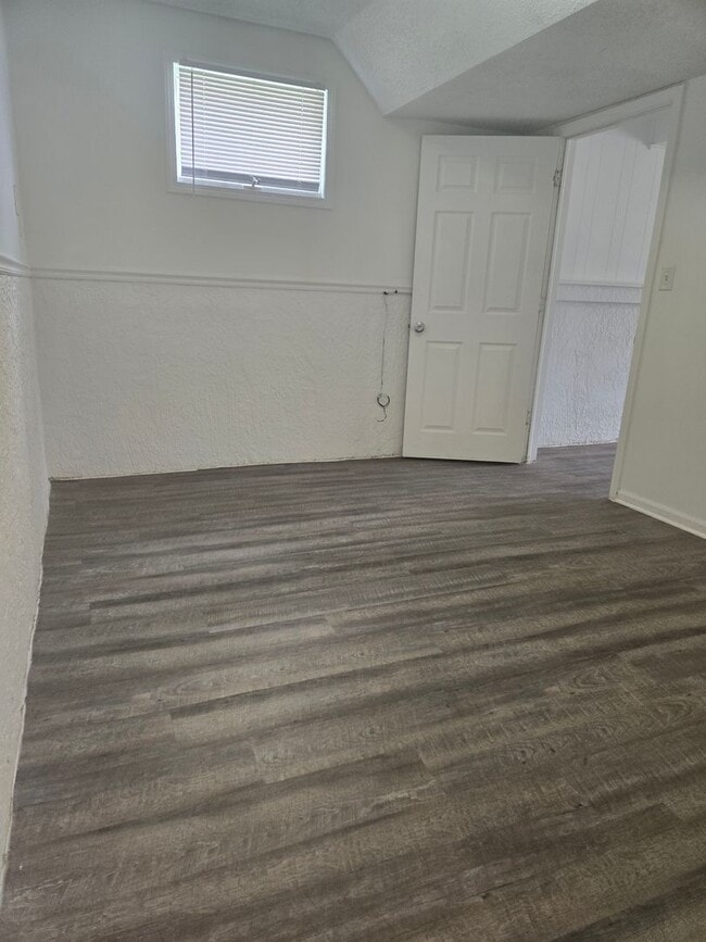 Building Photo - Olathe half duplex 3 Bedroom/2 bath/2 Living areas!