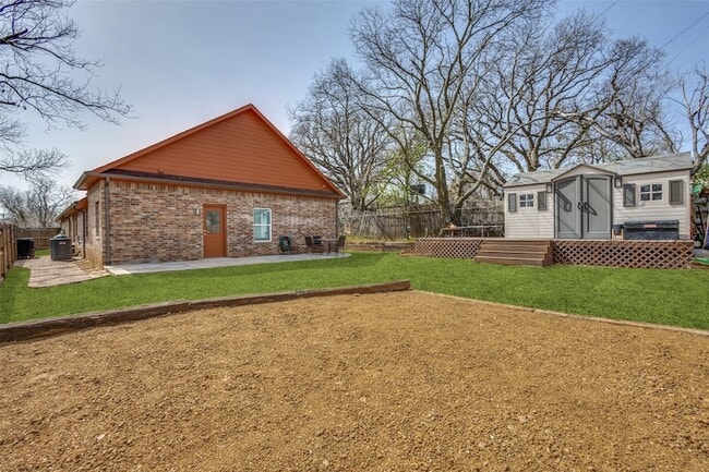 Building Photo - 409 W Johnson St