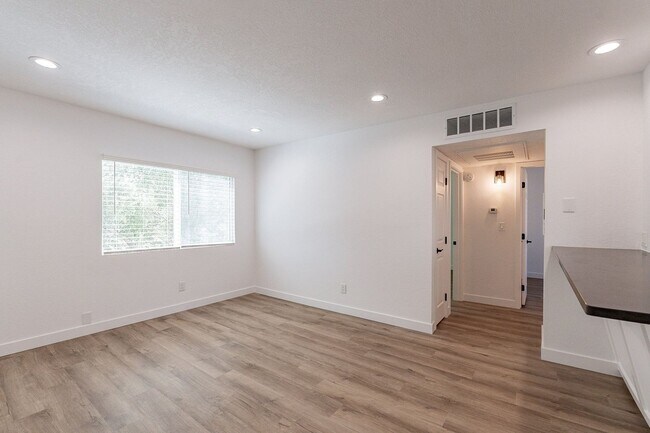 Building Photo - 804-870 10th St