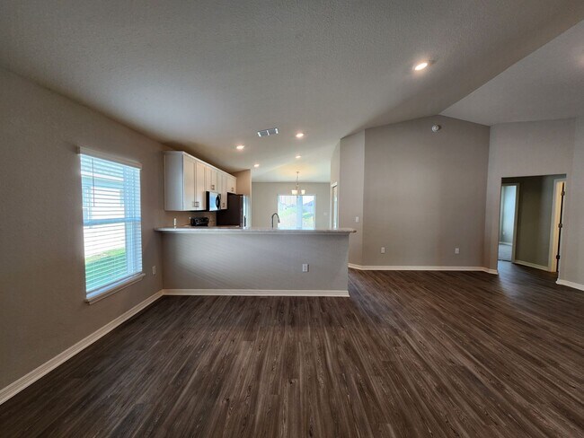 Building Photo - LIKE NEW!!! 4-Bedroom, 2-Bathroom in Villamar Winter Haven