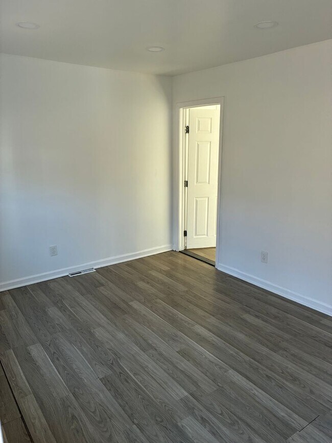 Building Photo - Fully Renovated 2-Bedroom Home with Huge Yard in Ferguson!