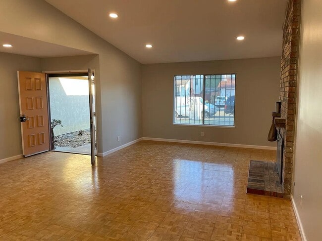 Building Photo - 116 Evelyn Cir