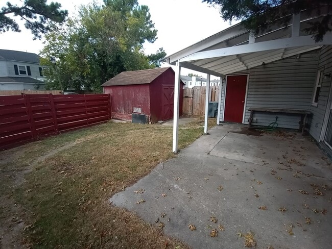 Building Photo - Three bedroom two and one half bath end unit townhome