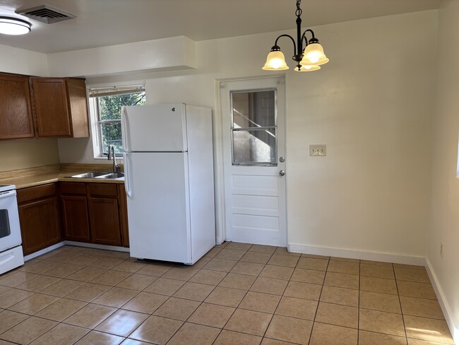 Building Photo - 1207 Crestwood Dr