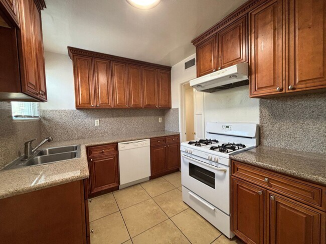 Building Photo - Glenoaks, 625-633 1/2