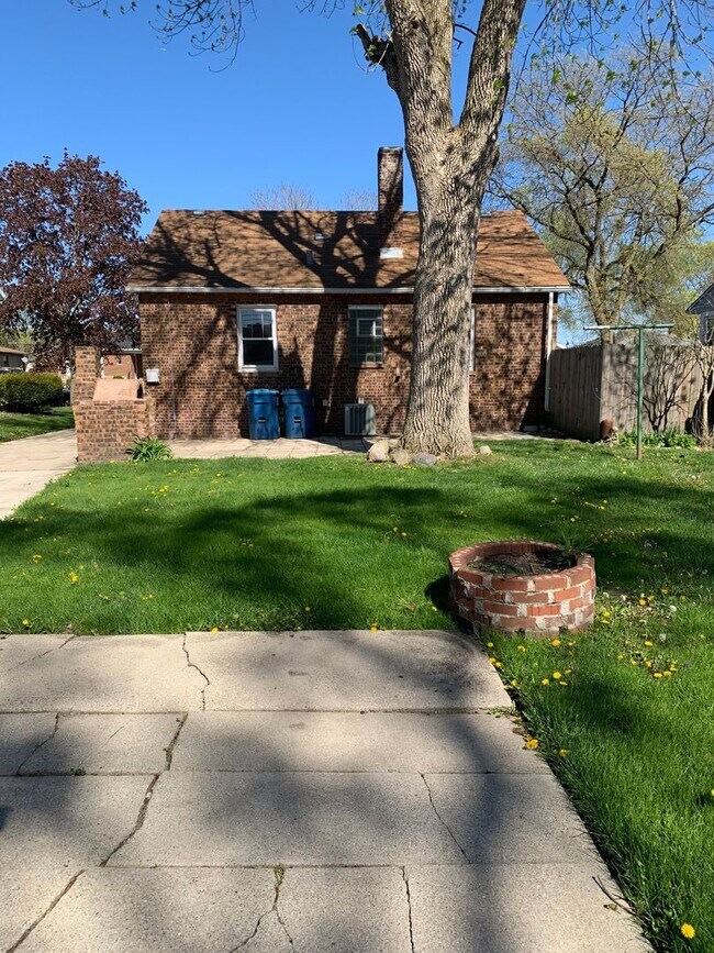 Building Photo - Beautiful 2 Bedroom 1Bath HOUSE, NOW $1600.00