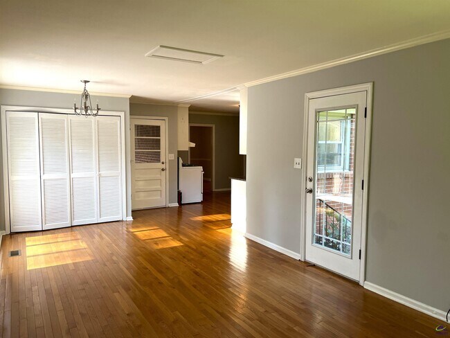 Building Photo - 2855 Riverview Rd