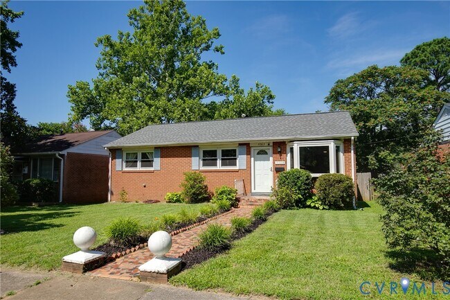 Primary Photo - 5503 Almond Ave