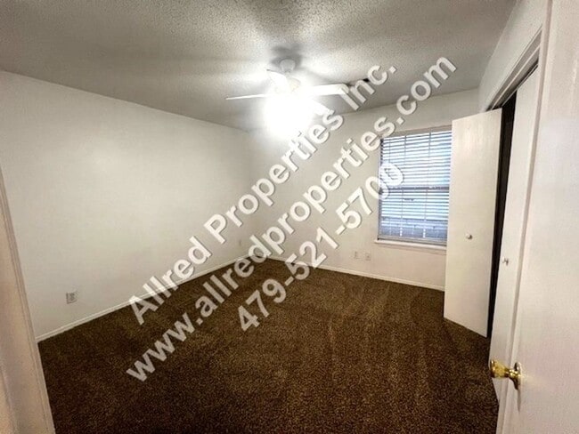 Building Photo - 2 Bedroom Duplex With NEW LVP Flooring In ...