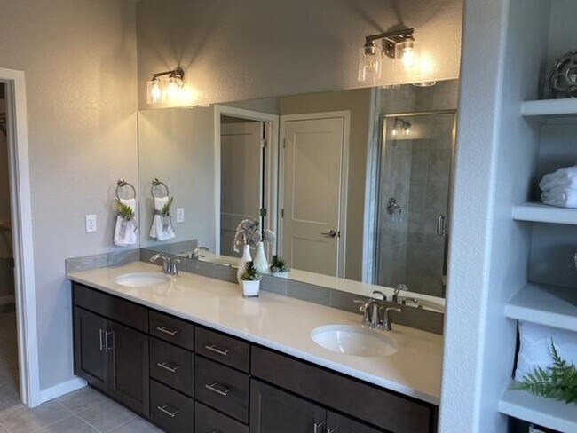 Building Photo - Flying Horse Luxury 4 Bed Townhouse with Mt. Views