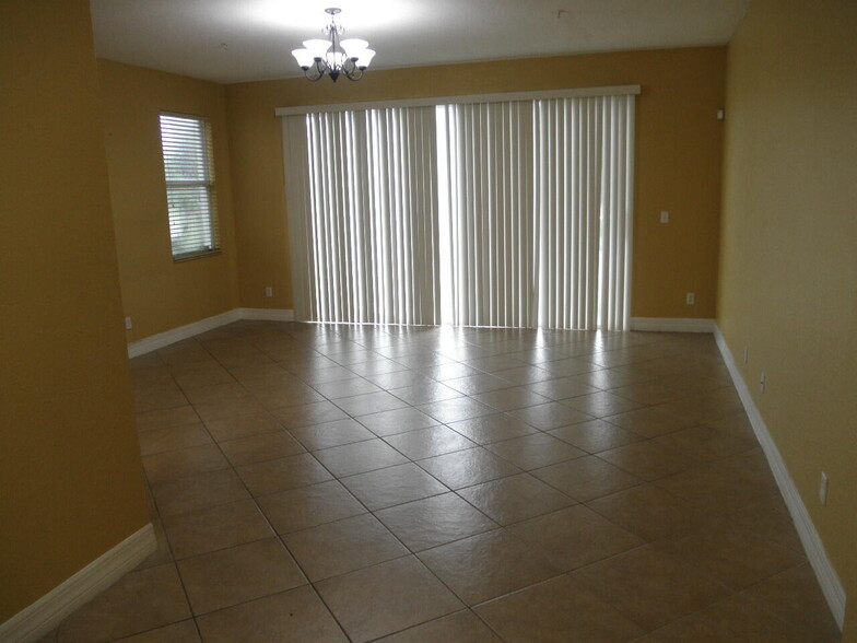 Building Photo - 888 Pipers Cay Dr