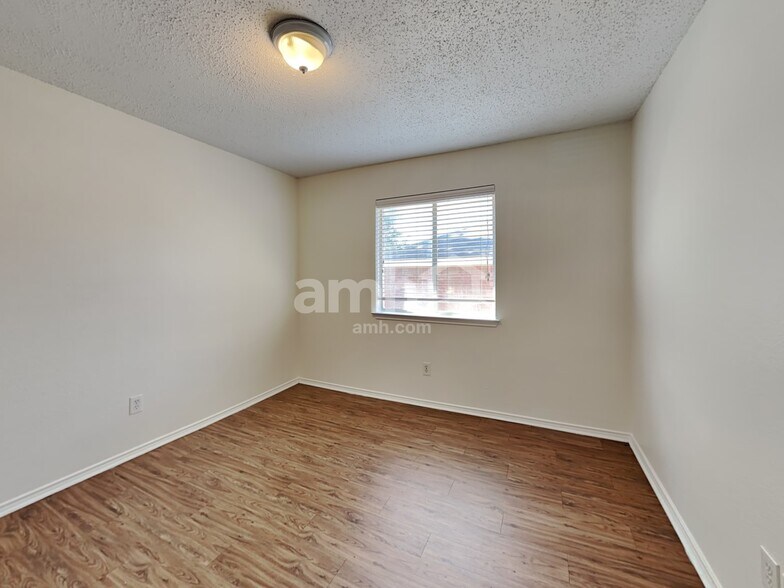 Building Photo - 1020 Chelsea Ln