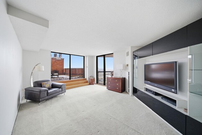 Building Photo - 2103 Harmon Cove Tower