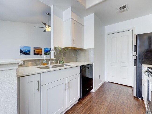 Building Photo - 6000 Shepherd Mountain Cove