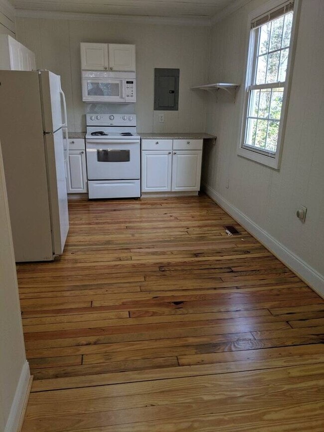 Building Photo - Chamberlain Cottage