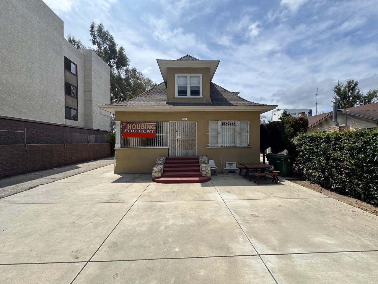 Building Photo - 1124 W 37th Pl