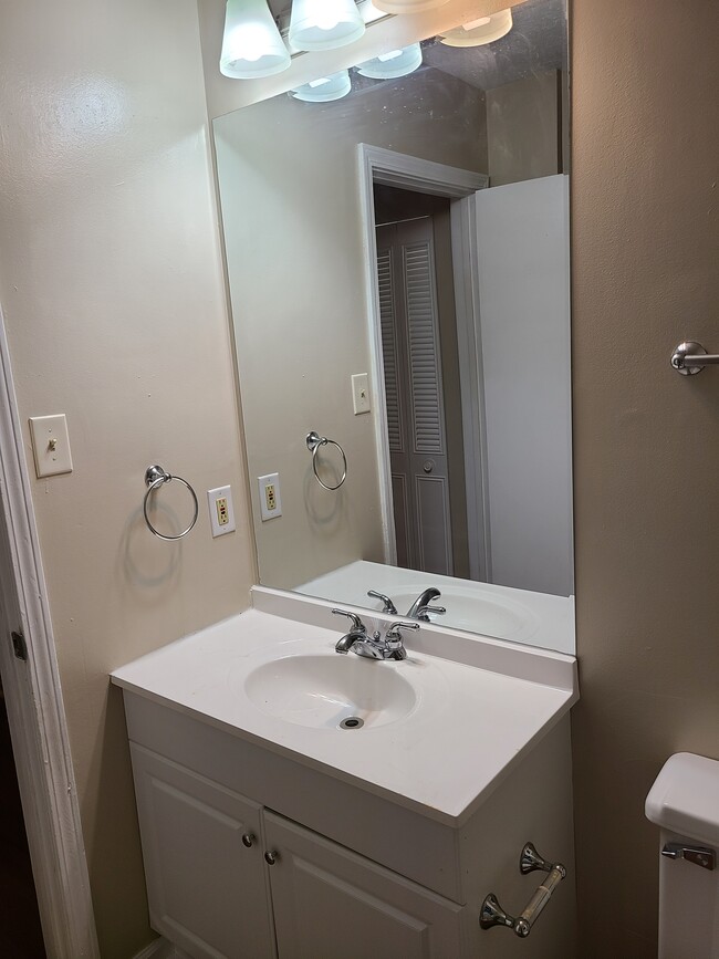 Building Photo - 6604 Birchline Blvd