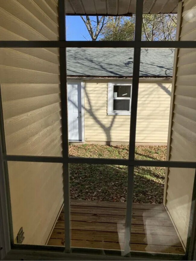 Building Photo - 3 bedroom/2 bath house