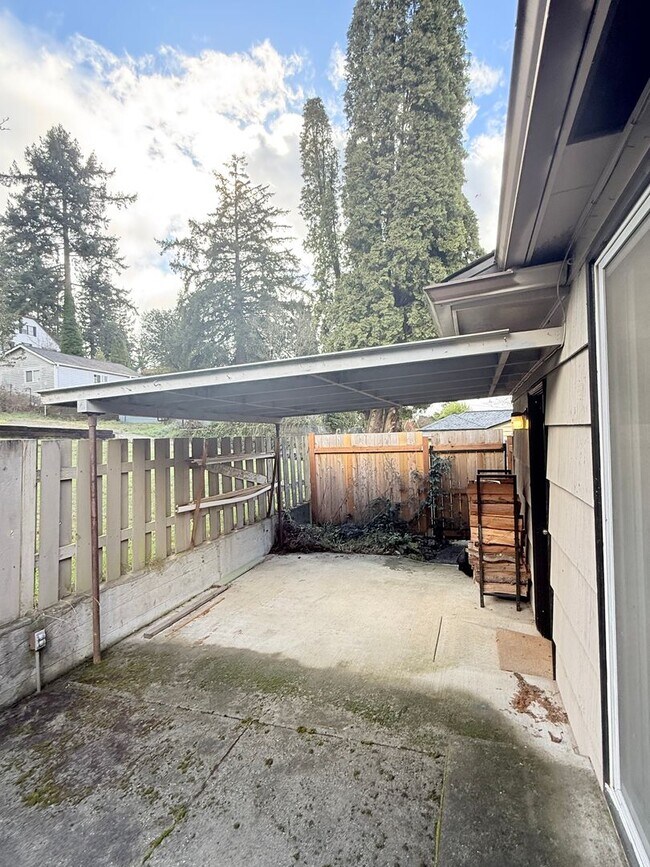 Building Photo - Rambler on corner lot in convenient Bremerton location!