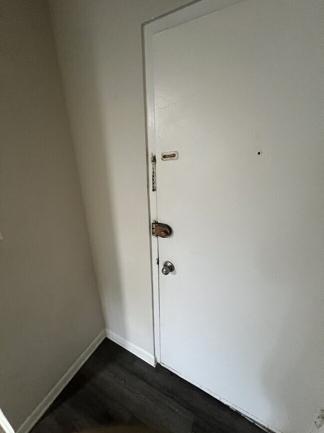 Building Photo - Charming 1 Bedroom Apartment in Woodbridge – Third Level Apartment