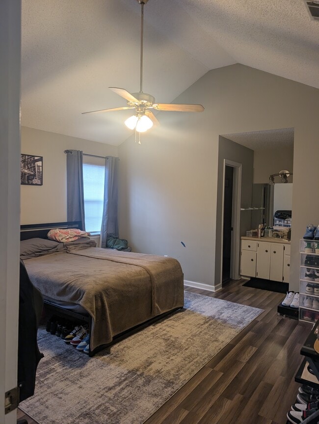 Building Photo - 627 Trevor St