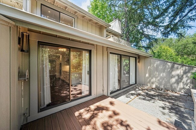 Building Photo - Luxury 3-Level Townhome in Highly Desirable Sharon Heights Neighborhood