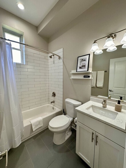 Building Photo - 736 N Throop St