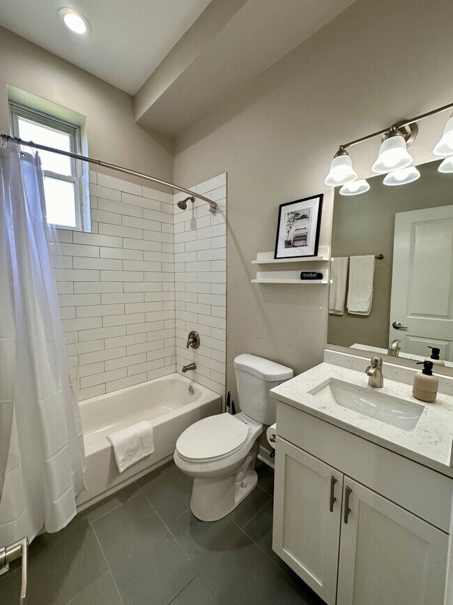 Building Photo - 736 N Throop St