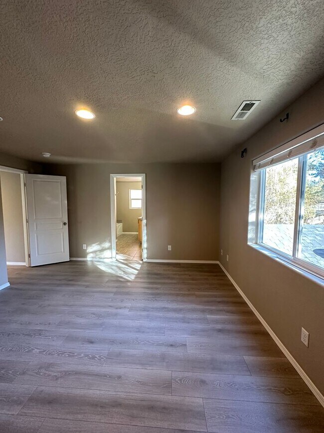 Building Photo - Comfortable Bend Living – 3 Bedroom Home with Spacious Bonus Room!