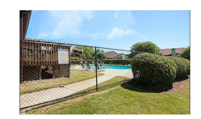 Building Photo - Charming 2-bedroom, 2.5-bathroom townhouse...