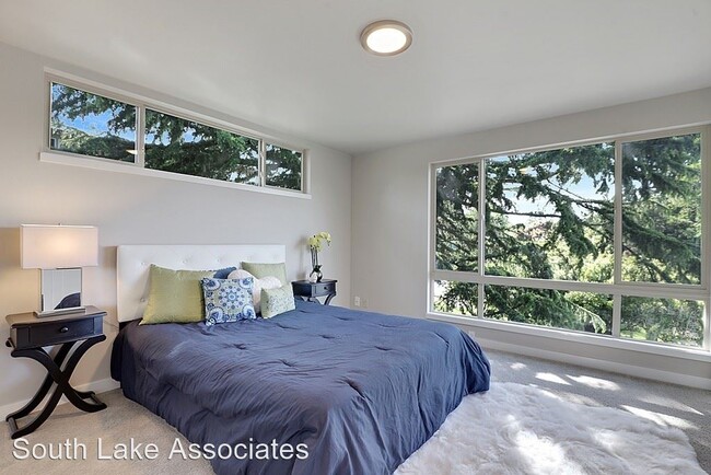 Building Photo - 2 br, 1 bath House - 3200 W. Commodore Way...