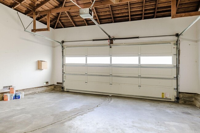 Building Photo - Beautiful 3 Bedroom / 2 Bath Single Family...