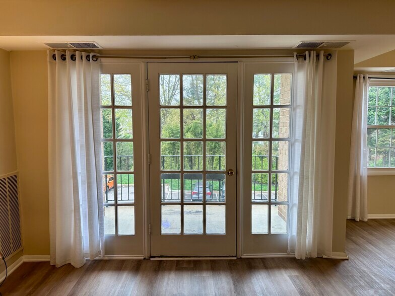 Building Photo - 3945 Lyndhurst Dr