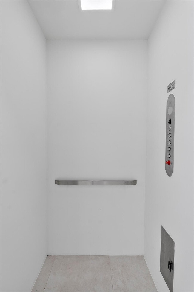 Building Photo - 3270 NE 15th St