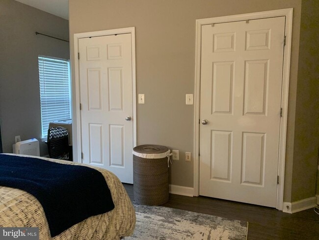 Building Photo - Charming Townhome-Style Condo with Garage ...