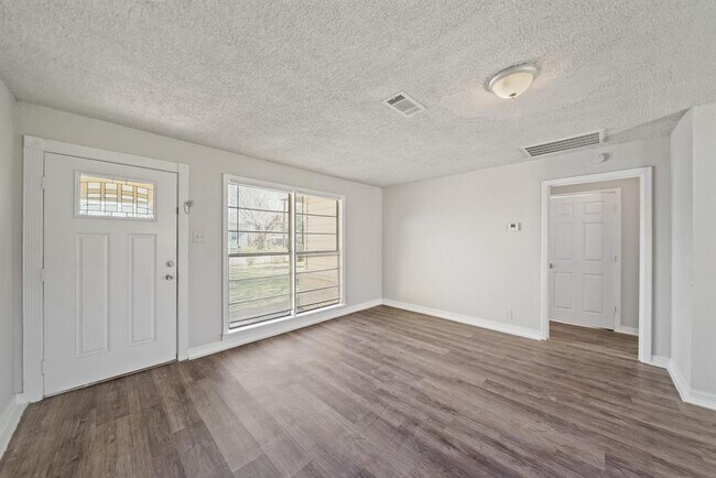 Building Photo - 105 S Westward St